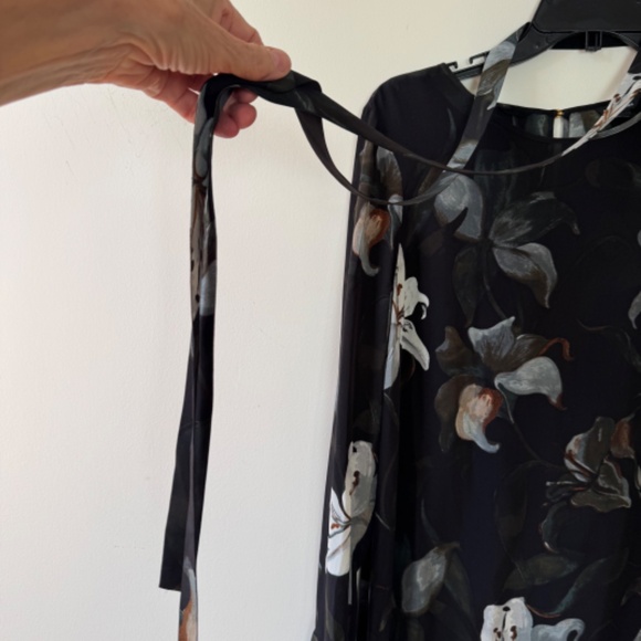 Club Monaco Long Sleeve Knee Length Silky Dress Sz 10 - Picture 6 of 6